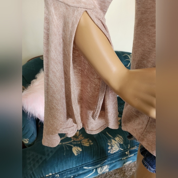 Chic Pale Pink V-Neck Tunic Top with Slit Bat Sleeves and Built-in Choker - Picture 6 of 10